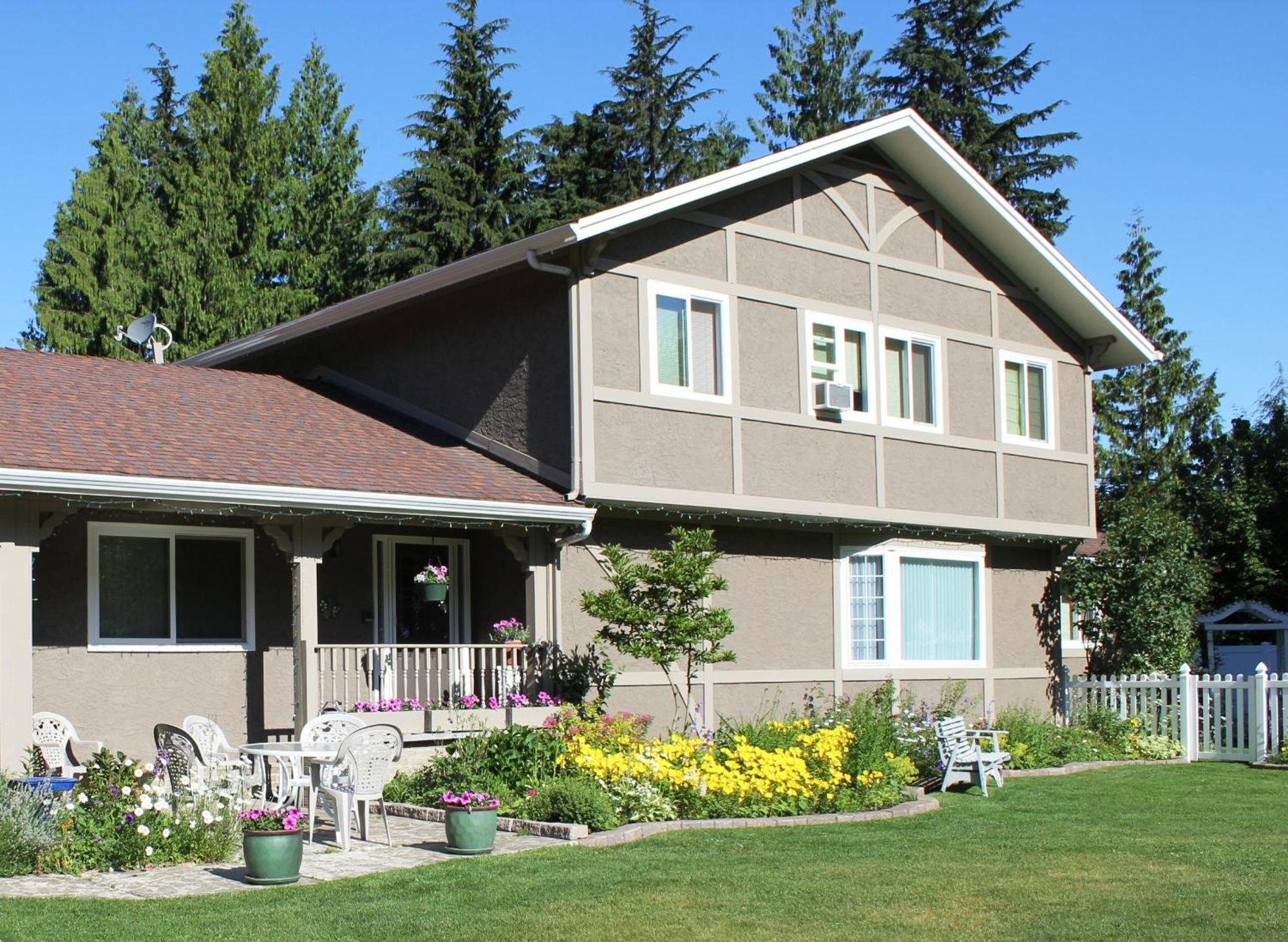 Alpenrose Revelstoke Bed & Breakfast Экстерьер фото